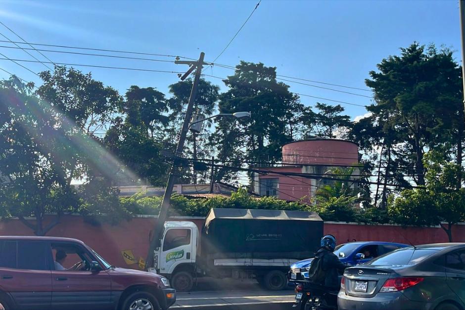 Un camión con aguacates perdió el control y se empotró en un poste en la avenida Petapa. (Foto: Fredy Hernández/Soy502)