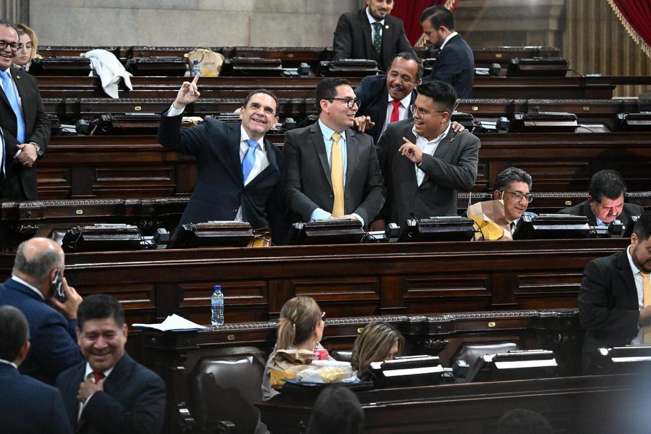 Diputados que protagonizaron bromas en el hemiciclo parlamentario, después intercambiaron mensajes poco amigables en las redes sociales. (Foto: eP Investiga)