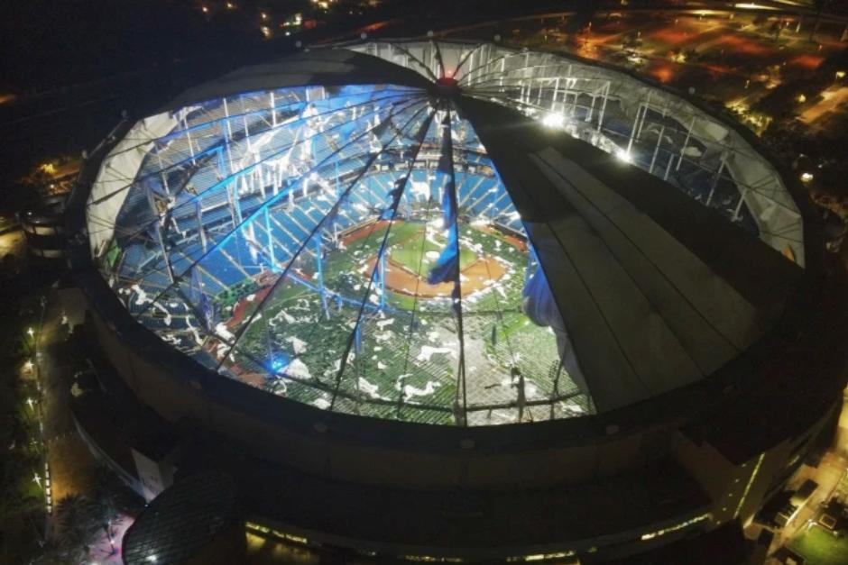 Los fuertes vientos destruyeron una gran parte del techo del estadio Tropicana Field (Foto: NBC News)