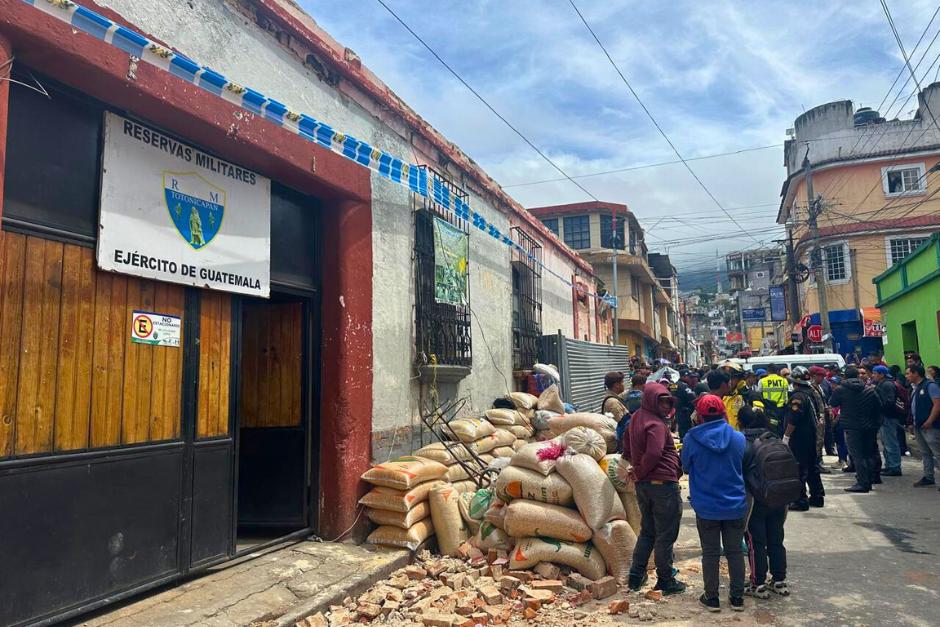 Una mujer murió y otra en estado de gestación resultó herida tras caerles una cornisa de un inmueble de las Reservas Militares del Ejército de Guatemala. (Foto: Ejército de Guatemala)