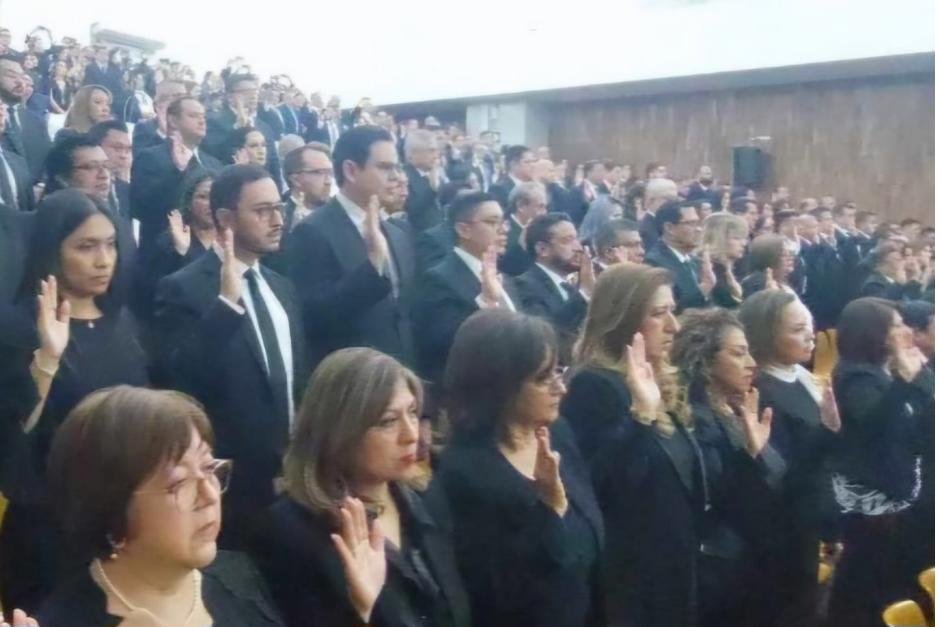 Los nuevos magistrados de apelaciones juraron fidelidad a la Constitución Política de la República. (Foto: Cortesía)