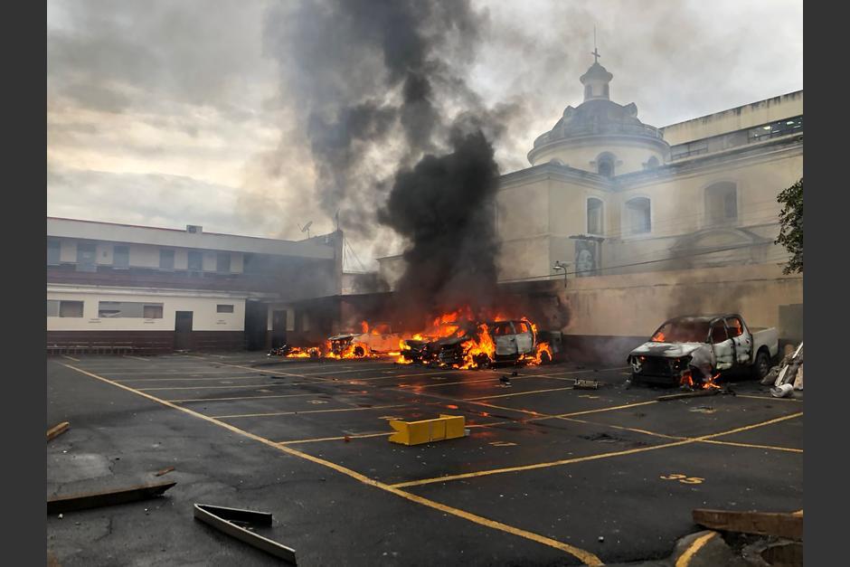 En 2021 militares retirados quemaron parte del Congreso de la República. (Foto: Soy502/archivo)