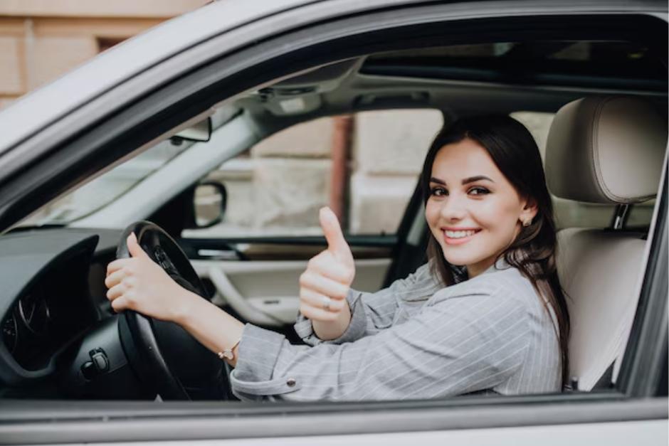 Aunque puede parecer aburrido, tomarte unos minutos para revisar tu auto puede prolongar su vida útil y, lo más importante, garantizar tu seguridad. (Foto: Freepik)