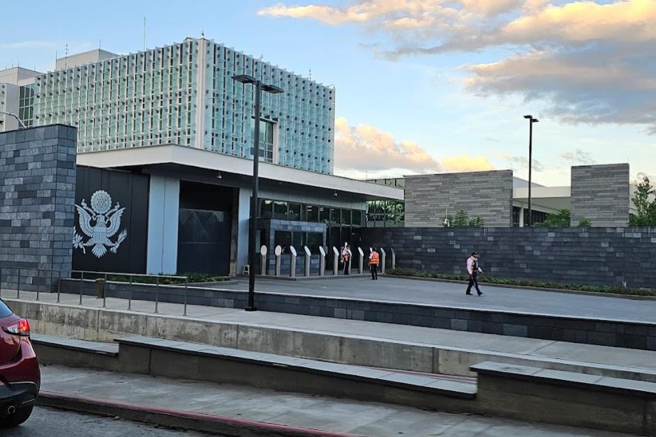 La Embajada de Estados Unidos es una instalación segura que recibe a cientos de personas diariamente. Todos los visitantes y sus pertenencias deben someterse a un control de seguridad antes de ingresar a la Embajada. (Foto: German de la Cruz)