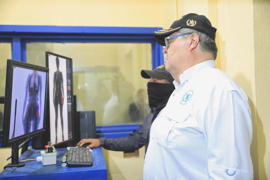 El ministro de Gobernación supervisa la nueva tecnología instalada en la cárcel El Infiernito. (Foto: Mingob)