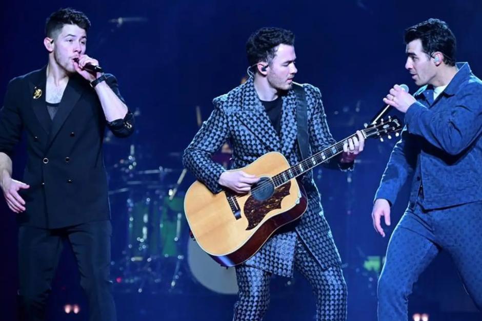 Nick Jonas experimentó un momento de tensión que lo llevó a abandonar brevemente el escenario durante un concierto de los Jonas Brothers en Praga. (Foto:20Minutos)