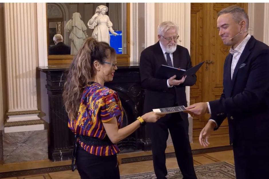 Lucía Arana, doctora en Física, durante la premiación de la Academia de Ciencias de Estonia. (Foto: Cortesía/Soy502)