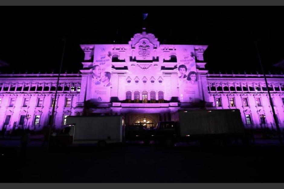 El Palacio Nacional de la Cultura fue iluminado de rosado. (Foto: MSPAS)