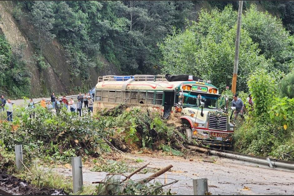 Un autobús fue impactado por un derrumbe que se registró en la ruta Interamericana. (Foto: Bomberos Municipales Departamentales)