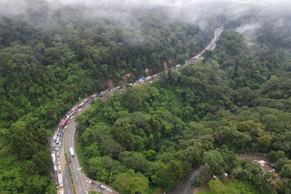 El socavamiento en la ruta Interamericana más derrumbes en varios puntos del país son el resultado de las últimas lluvias. (Foto: Archivo/Soy502)