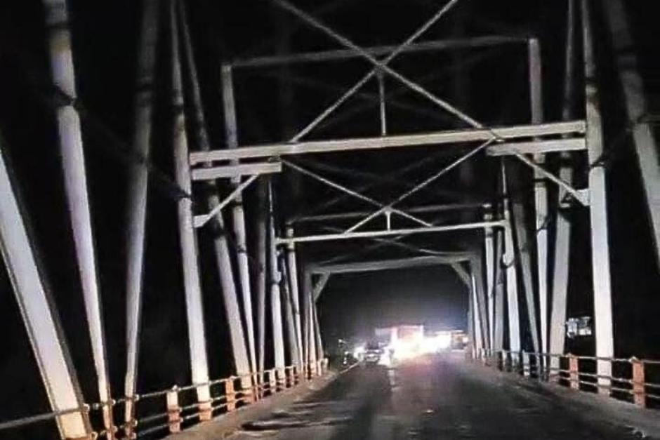 Cierran el paso por el puente Nahualate, en Suchitepéquez, debido a presuntos daños en la estructura. (Foto: redes sociales)