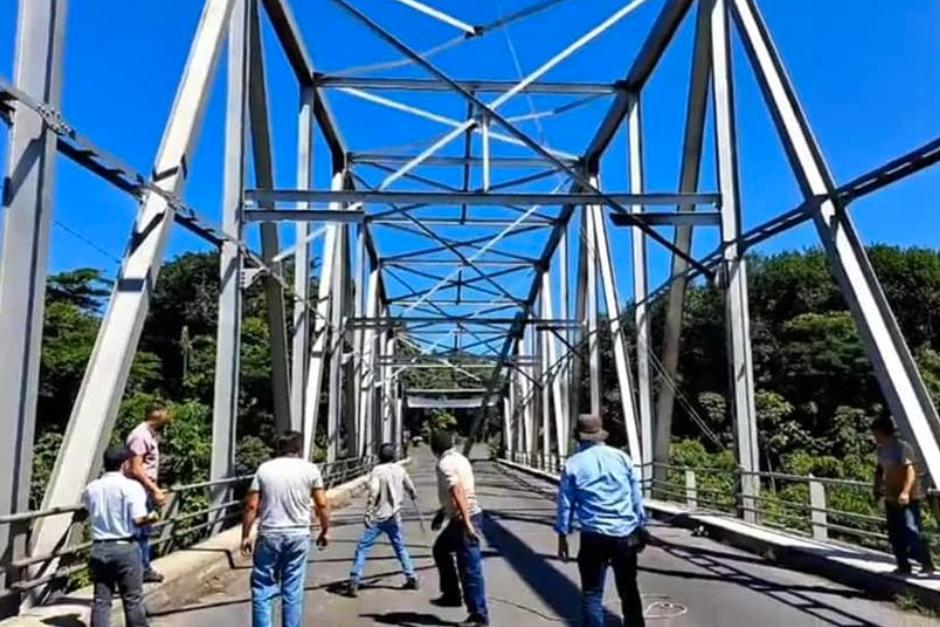 Un equipo de la Dirección General de Caminos evaluó los daños que presenta el puente Nahualate, en Suchitepéquez. (Foto: Archivo/Soy502)