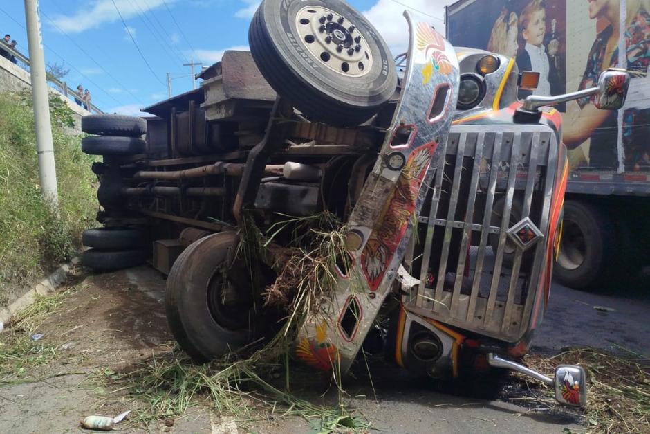 La peculiar movilización de un autobús que causó daños en esta carretera. (Foto: Dalia Santos/Portavoz de la PMT de Villa Nueva)