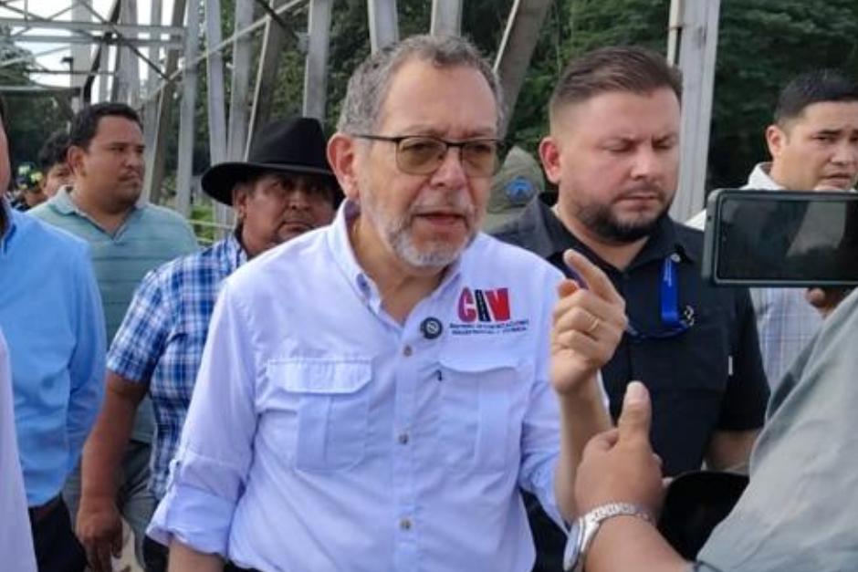 Félix Alvarado,&nbsp;ministro de Comunicaciones, hizo un recorrido por el puente Nahualate y constató los daños en la estructura. (Foto: RR. SS.)