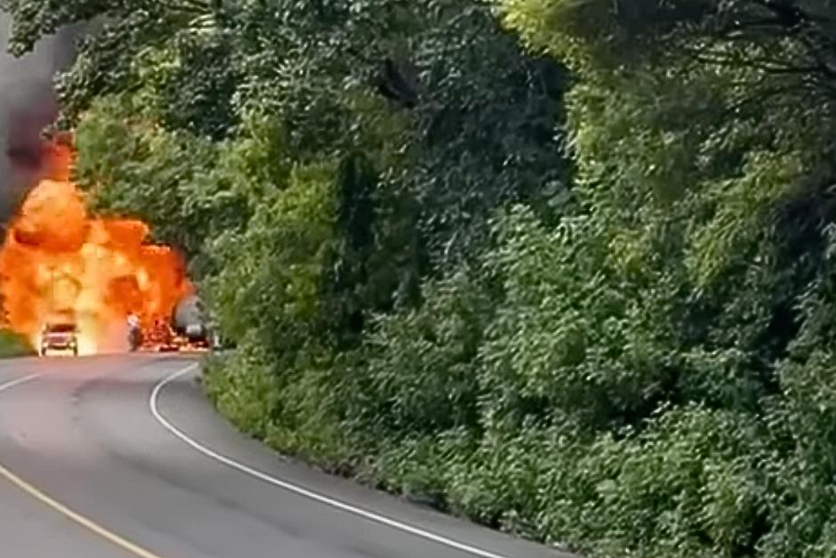 Esto dijo el conductor imprudente que atravesó el fuego tras un accidente en Gualán, Zacapa. (Foto: captura de video)