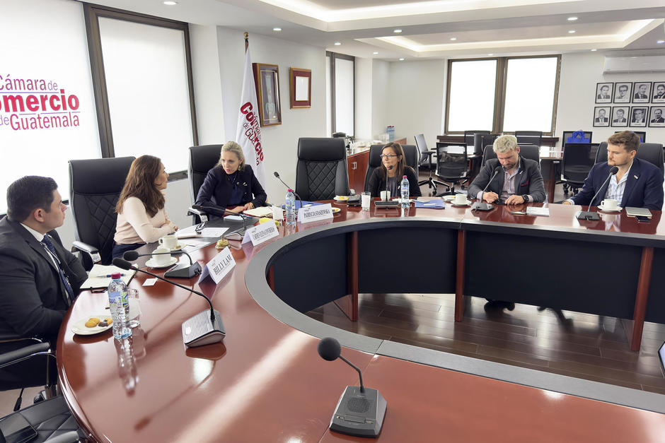 Reunión entre empresarios polacos y representantes de la Cámara de Comercio. (Foto: CCG/Soy502)