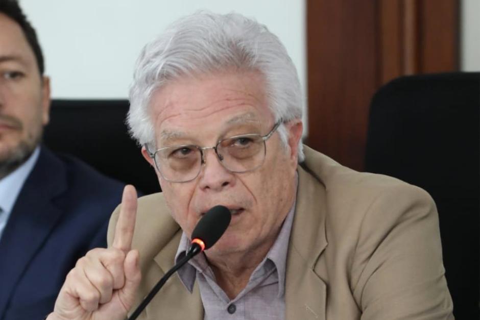 El gerente financiero del INDE, Luis Pérez, protagonizó uno de los momentos tensos en una reunión con diputados. (Foto: Congreso)