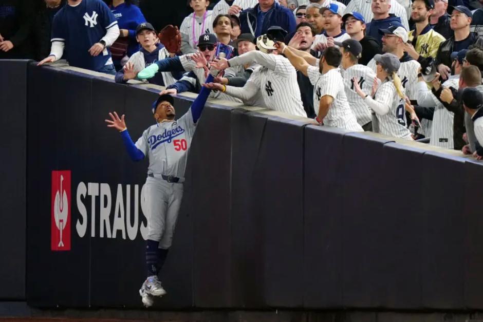 Mookie Betts (Dodgers) fue tomado del brazo por fanáticos de los Yankees (Foto: AFP)