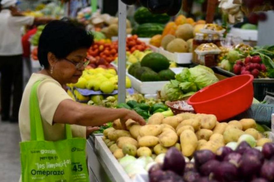 Con el aumento que propone para el siguiente año, el Gobierno busca reducir la brecha entre lo que ganan las personas y lo que pueden comprar. (Foto: Archivo/Soy502)