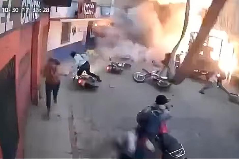 Captan el momento en que explota una cohetería en Joyabaj, en El Quiché. (Foto: captura de video)