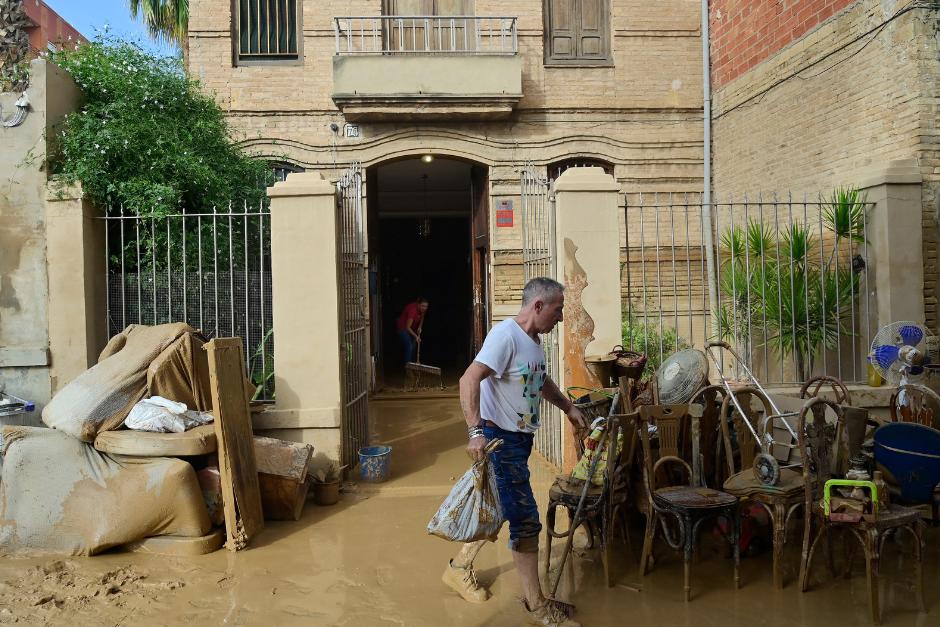 Los daños son enormes, con miles de carros destruidos, carreteras cortadas y zonas aisladas por agua, barro y deslizamiento. (Foto: AFP)