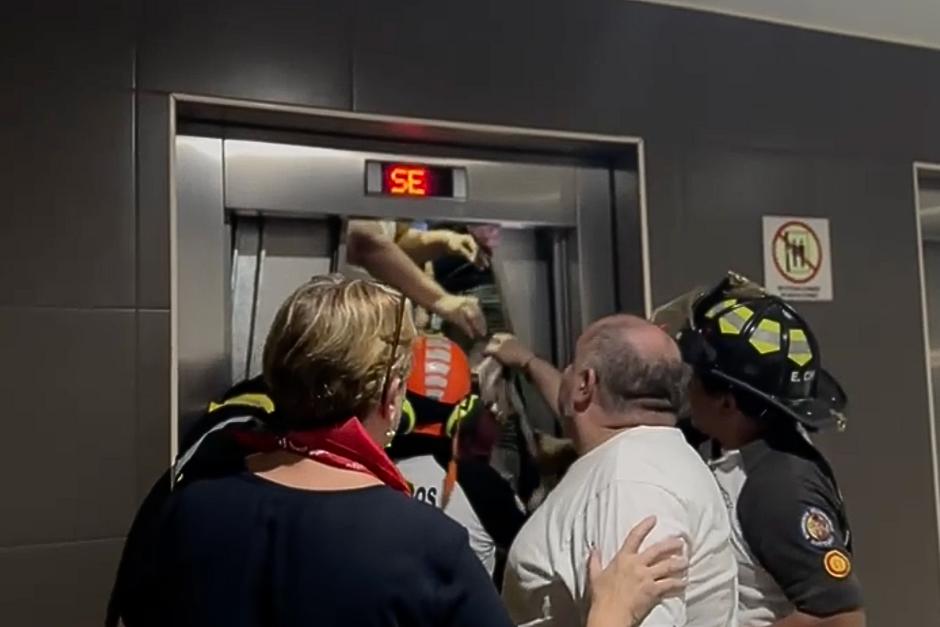 Seis adultos y dos niños quedaron atrapados en un ascensor de un edificio en la zona 2 capitalina. (Foto: Bomberos Voluntarios)