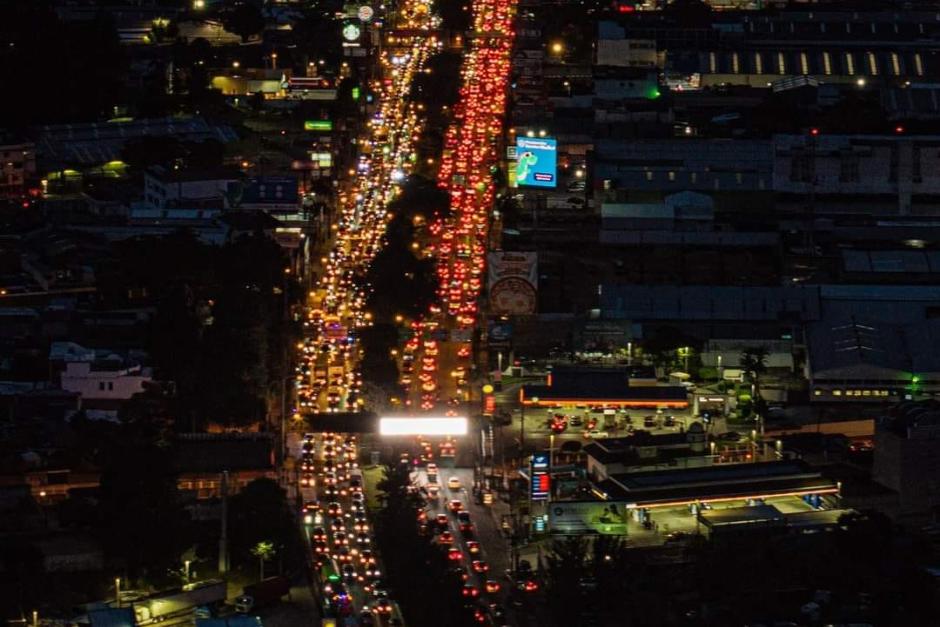 Las largas filas que se formaron en distintos sectores de la ciudad de Guatemala y municipios cercanos este 31 de octubre. (Foto: Redes Sociales)