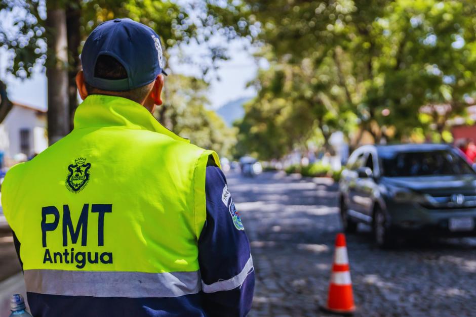 Un PMT de Antigua Guatemala fue agredido por un motorista furioso, esto cuando le estaba colocando una multa. (Foto ilustrativa: PMT de Antigua Guatemala)&nbsp;