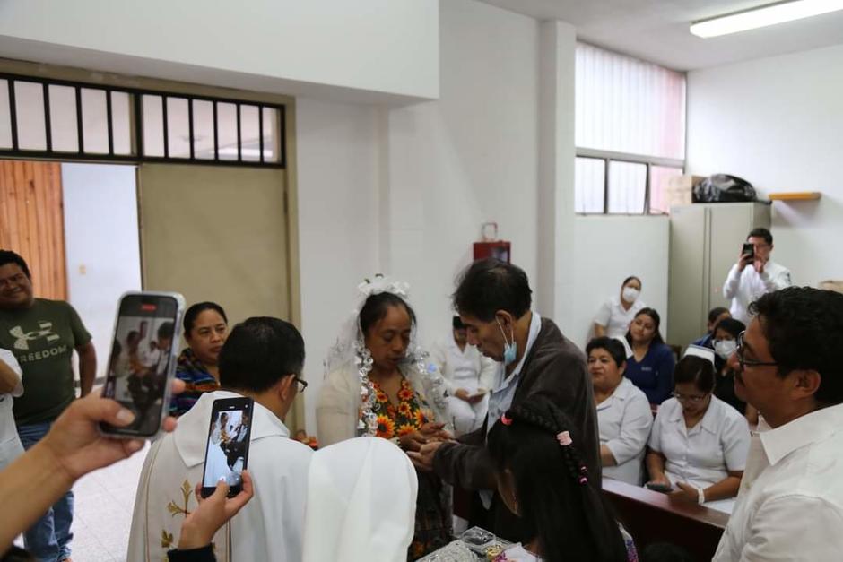 Hospital Regional de Quetzaltenango celebra boda en su capilla. (Foto: Stereo100)