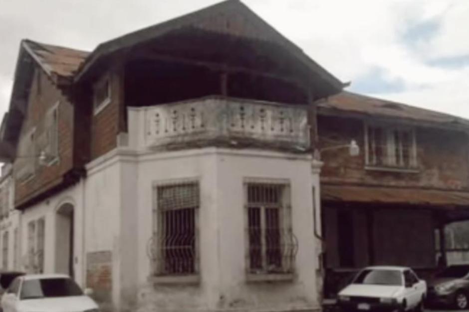 Como una verdadera leyenda urbana, se dice que esta casa provoca una sensación inquietante en quienes se asoman a sus ventanas. ¿Has visitado la casa abandonada? (Foto: captura de pantalla)