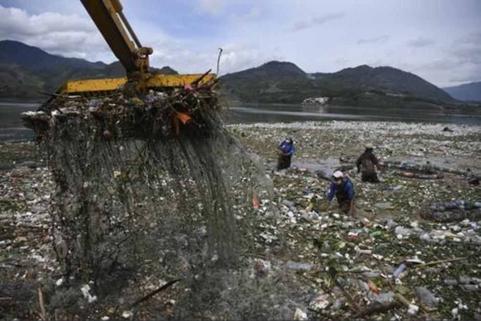 Las labores para continuar la extracción de desechos en el lago de Amatitlán se mantienen. (Foto: Archivo/Soy502)