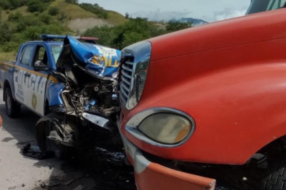 Dos agentes de la PNC resultaron heridos tras colisionar con un vehículo del transporte pesado. (Foto: Bomberos Municipales Departamentales)