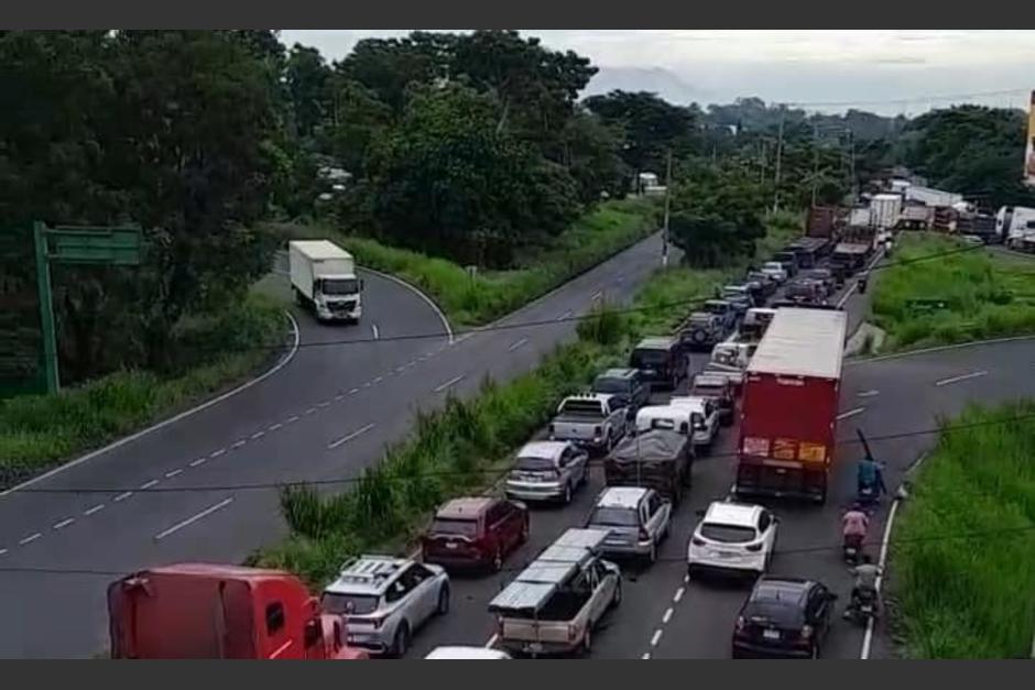 Largas colas de vehículos en la carretera que conduce a Puerto Quetzal, debido a una protesta. (Foto: RRSS)