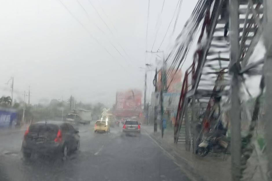 Las fuertes lluvias de este viernes afectan la circulación vehicular en varios puntos de la ciudad y municipios cercanos. (Foto: Dalia Santos)