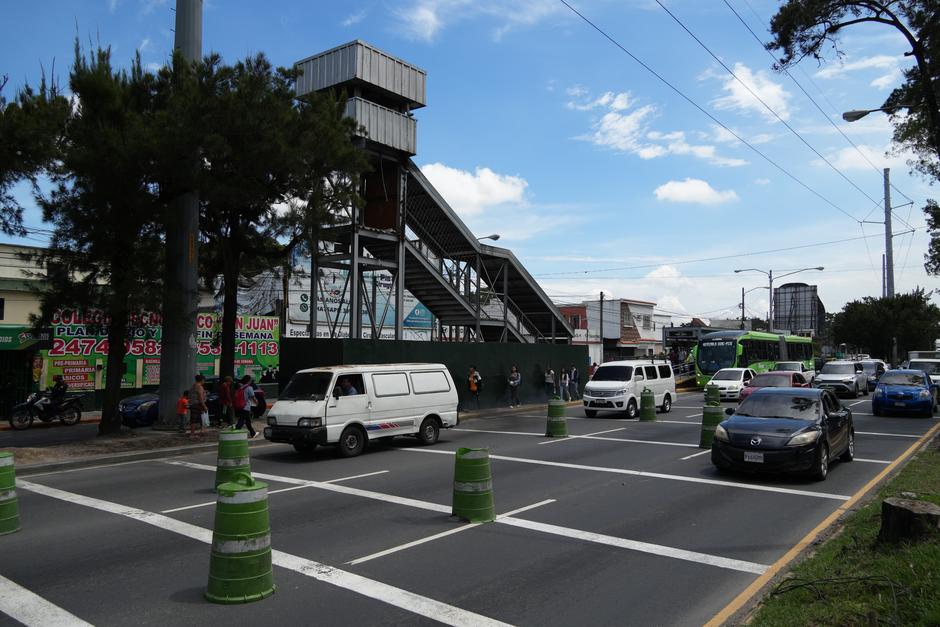 Ya comenzaron los trabajos de la nueva pasarela en Periférico. (Foto: Wilder López/Soy502)