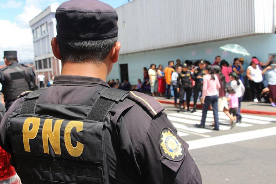 Capturan a dos agentes de la PNC que tenían consigo bolsas con presunta droga. (Foto ilustrativa: Archivo/Soy502)