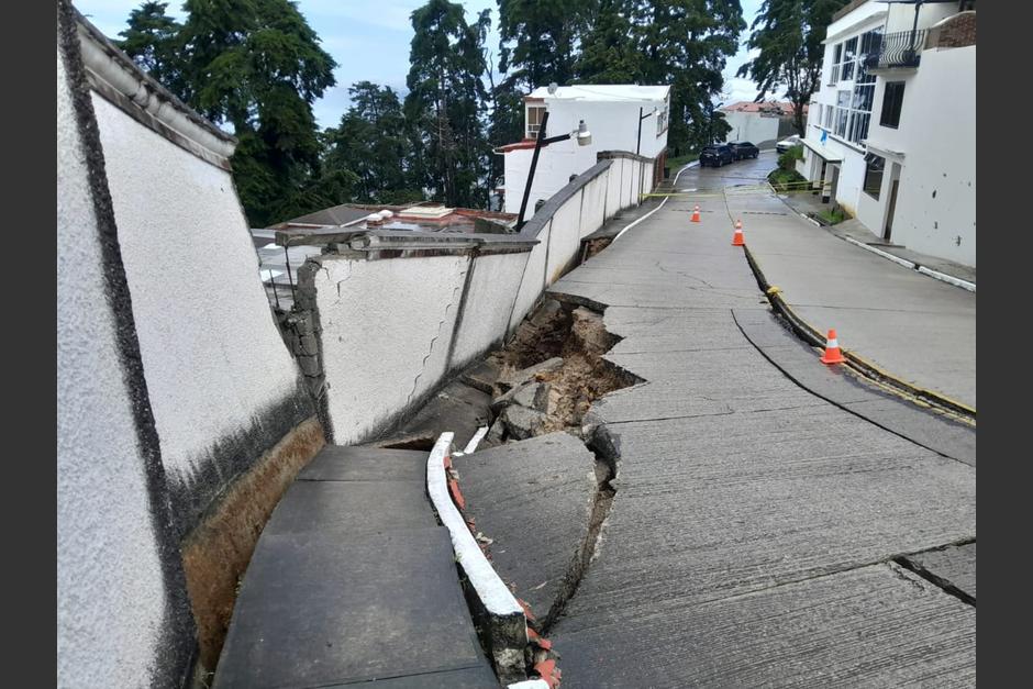 El muro perimetral de una residencial de Carretera a El Salvador colapsó debido a las lluvias. (Foto: Conred)