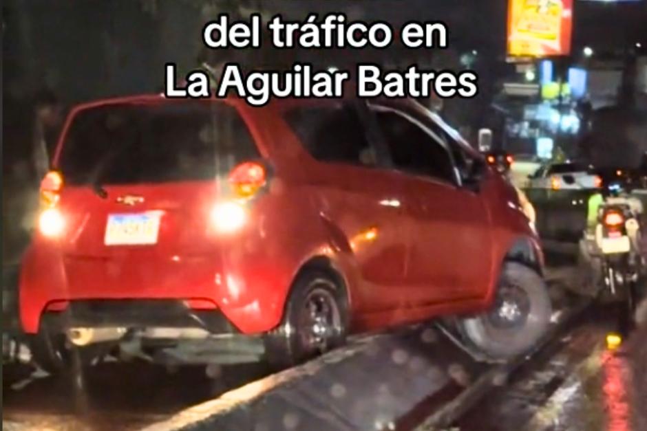 El carro quedó con una llanta en el aire sobre la calzada Aguilar Batres. (Captura Video)