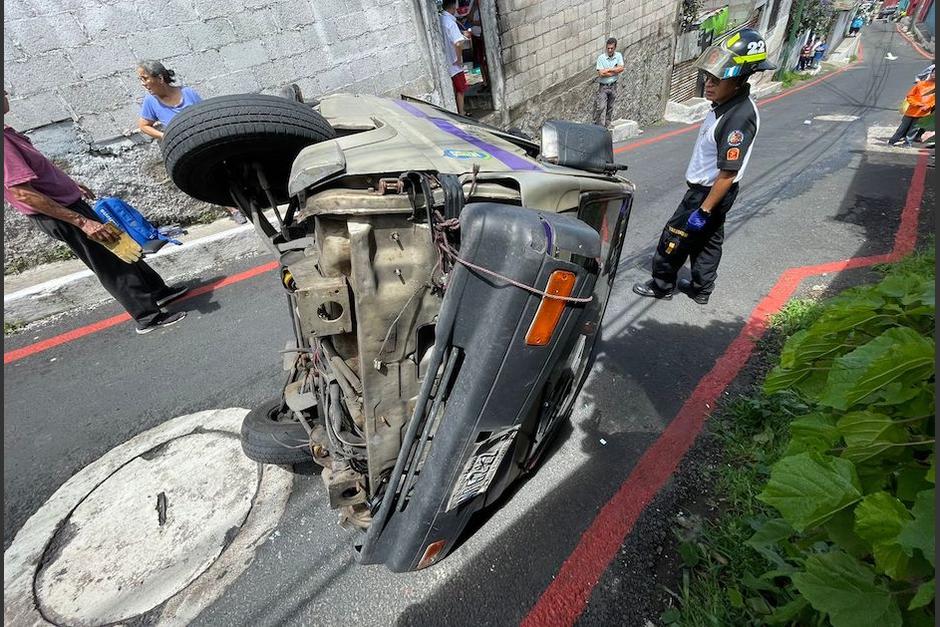 Un bus volcó cuando se conducía por una ruta principal de Mixco. (Foto: Bomberos Voluntarios)