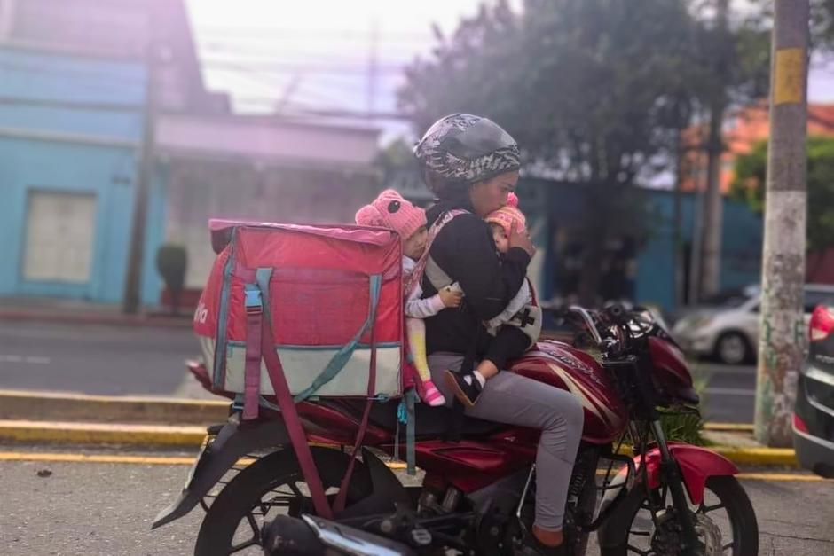 Por medio de redes sociales se inició una campaña para dar con la madre que cuida a sus hijas mientras trabaja en el tránsito. (Foto: Redes sociales)