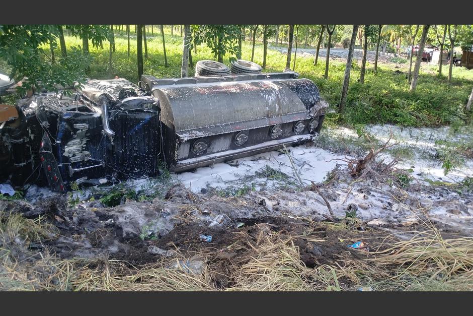 Una pipa con combustible volcó en la ruta al Atlántico. (Foto: Bomberos Voluntarios)