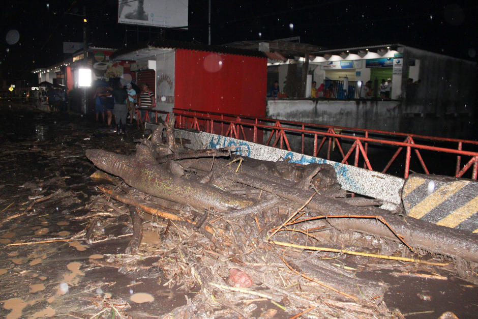 Fuertes lluvias provocaron el desborde del río Mazatenango, dejando graves daños. (Foto: Municipalidad Siquinalá)