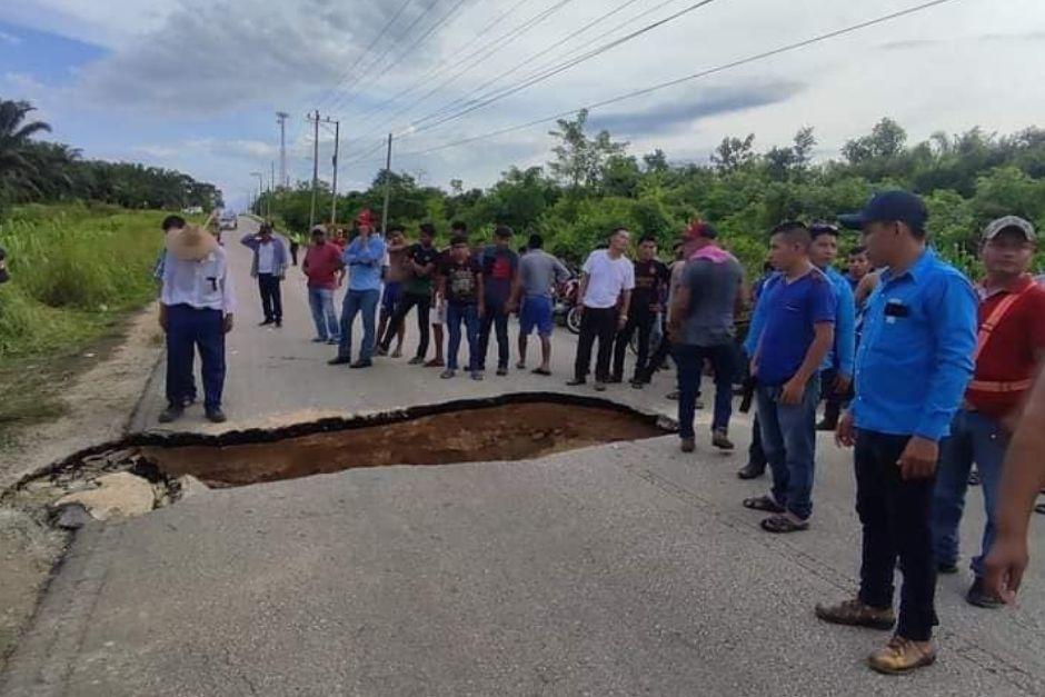 Un enorme agujero se formó en la ruta que conduce a Sayaxché, Petén. (Foto: Conred)