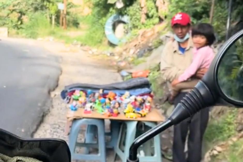 El padre soltero de tres hijos vende juguetes a la orilla de la carretera, pero esta vez se llevó una grata sorpresa. (Captura video)