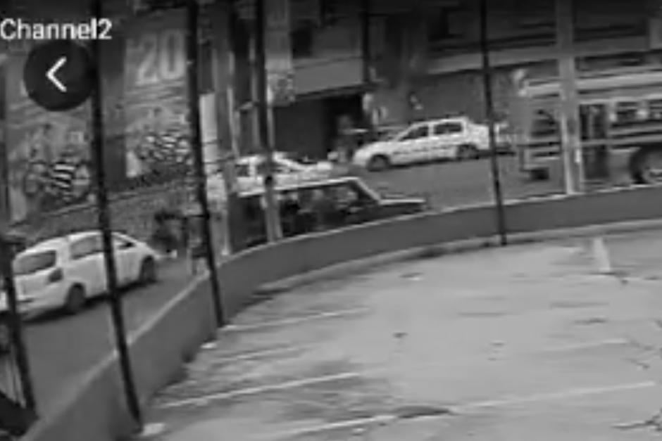 Captan en video el momento en que atacan a un hombre en el interior de un carro en el inicio del bulevar El Naranjo. (Foto: captura de video)