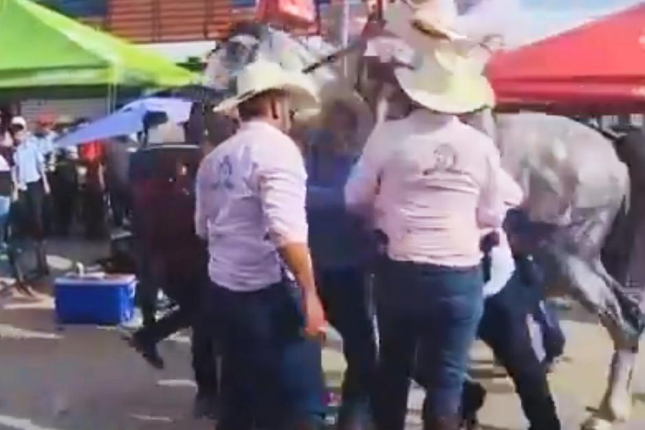 Hombres armados estaban a punto de iniciar una pelea y terminaron derribados por un caballo en Jalapa. (Foto: captura de pantalla)&nbsp;