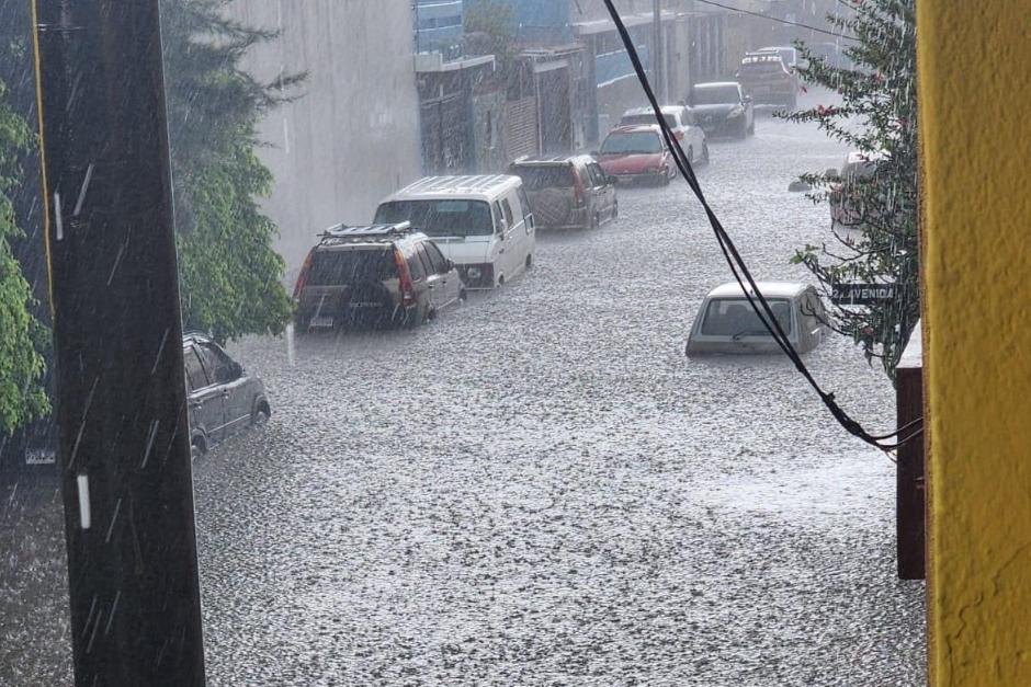 Las intensas lluvias provocaron que un carro quedara varado este lunes. (Foto: Clima Guatemala)