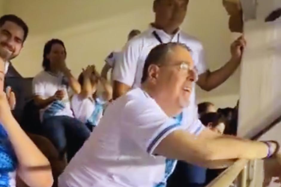 El presidente Bernardo Arévalo fue captado en el Estadio Nacional, disfrutando del partido de Guatemala contra Costa Rica. (Foto: redes sociales)&nbsp;