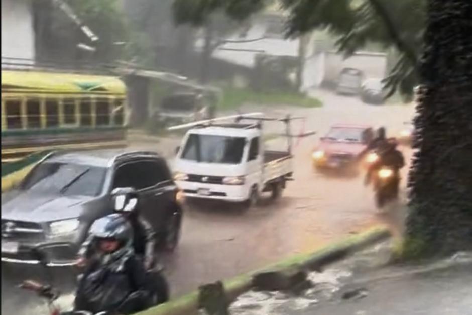 Las intensas lluvias provocaron que un carro quedara varado y que transeúntes y motoristas buscaran refugio. (Foto: captura de video)