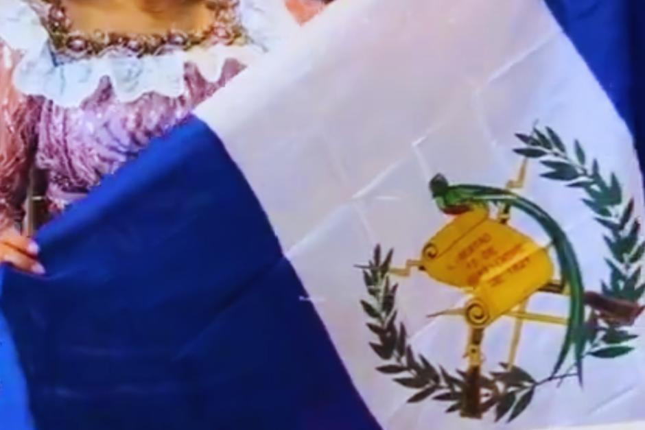 Controversia generó en redes sociales el video publicado por un negocio, donde una de sus modelos caminó sobre la bandera de Guatemala. (Foto: redes sociales)